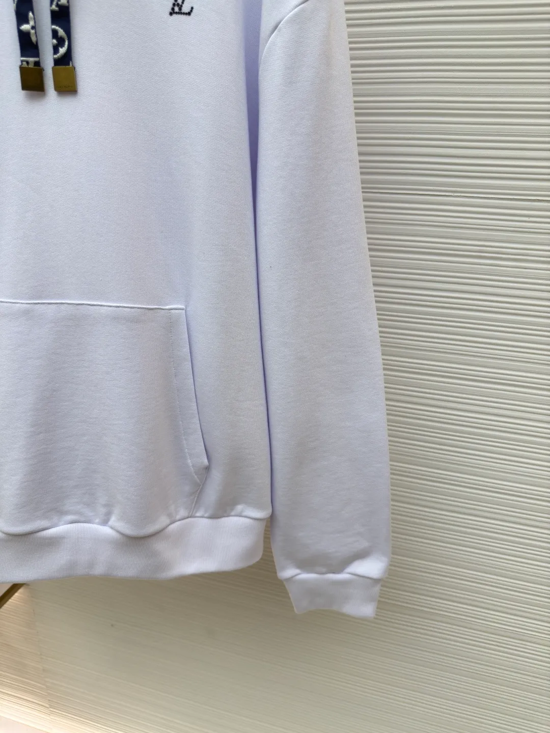 LOUIS VUITTON small logo hooded sweatshirt ●Authentic product: Purchased and developed by 10989 ●Item number: 1680307-A65 ●Fabric: pure cotton fabric ●Technology: jacquard production ●Version: fitted version ●Weight: about 850 grams ●Size: S-M-L-XL ●Description: Using pure cotton yarn for weaving, special weaving and finishing techniques are used. In addition, the production process of scale base fabric is relatively complicated and requires multiple processes to complete. The printing process combines the bright colors of glue printing with the characteristics of high-density elastic materials, allowing the printed pattern to better adapt to the expansion and contraction of the fabric. The hot brick process refers to the technology of fixing hot diamonds on clothing fabrics through high-temperature ironing, adding a unique visual effect. Accurately mark the location of the ironing tile pattern to ensure precision when ironing. Same style for men and women!
